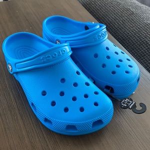 Brand new with Tags Aqua classic Crocs size j6 fits size 7 women